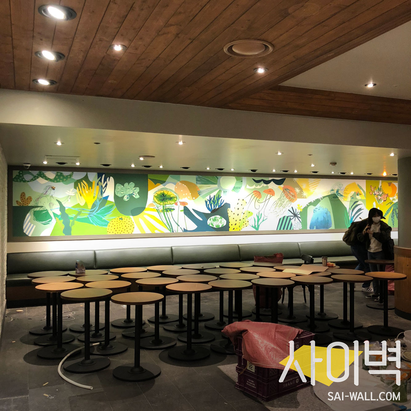 스타벅스 수원인계점 벽화 시공 사진 1